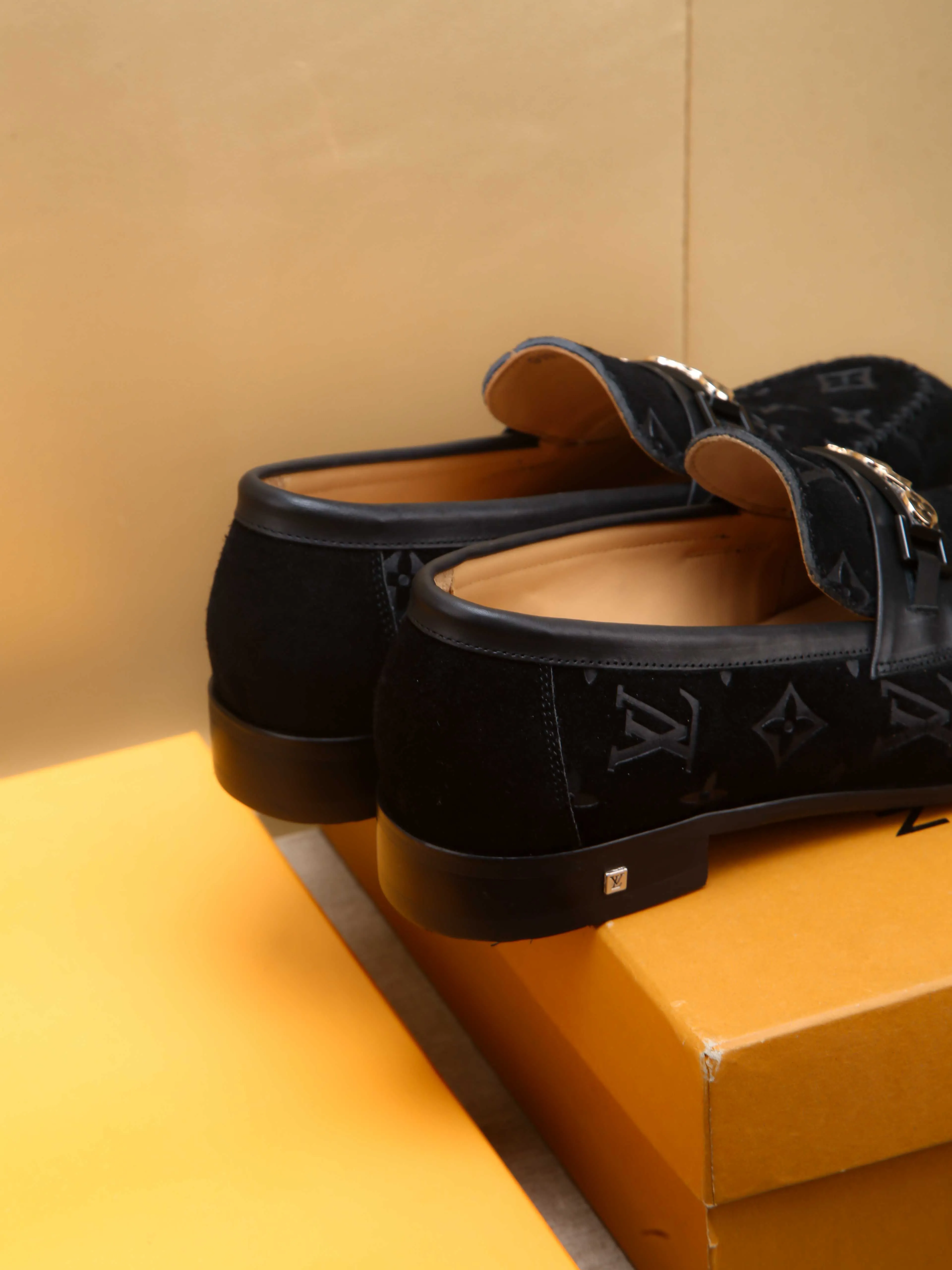 Men's shoes 💰 460 💰 Louis Vuitton LV ® 🆕 model 🔛Full shoe counter, first layer cowhide, 🐂leather lined casual shoes for men, super soft outsole, essential for driving. Counter synchronization, original first layer cowhide, completely 1:1 mold customization🌹top version, color optional! Number: 39-44 (customized at 38.45)